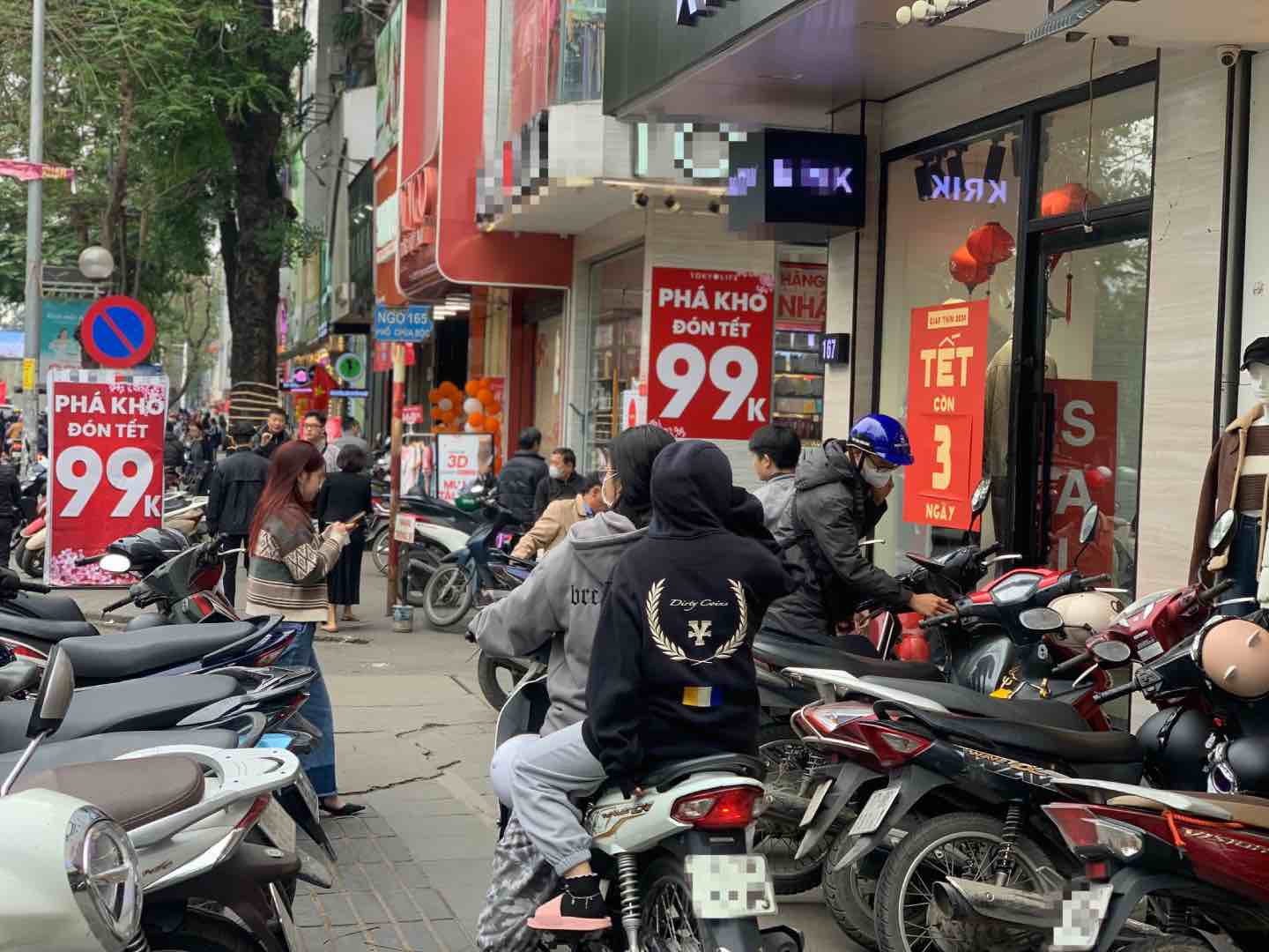 “Ma trận” đồ giảm giá trên phố Chùa Bộc đã thu hút được nhiều người dân tới mua. Ảnh: Nhật Minh