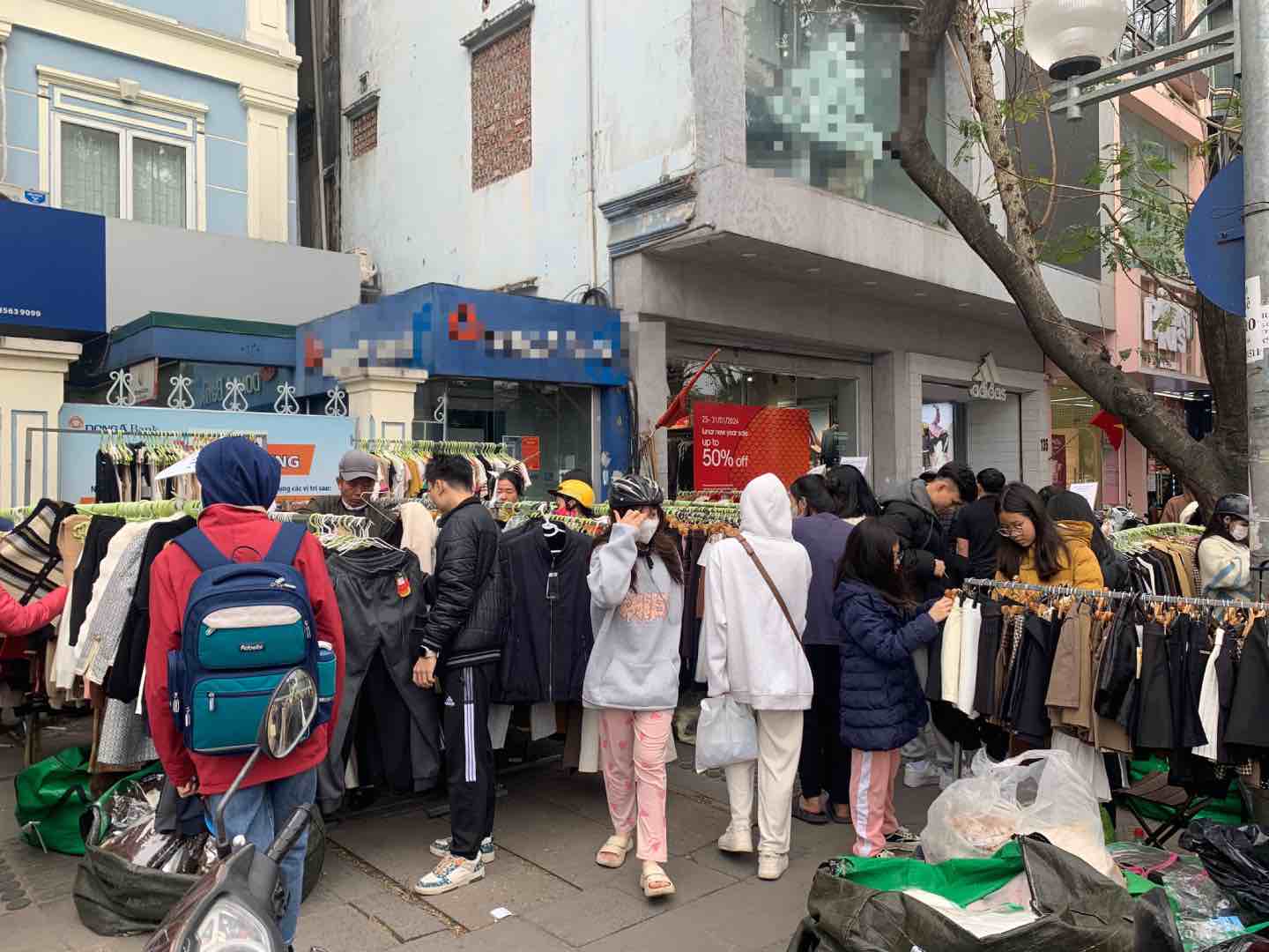 Tiểu thương bày bán quần áo ngang nhiên trên vỉa hè tại phố Chùa Bộc. Ảnh: Nhật Minh