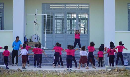 Giờ học thể dục của các em học sinh Trường Tiểu học Suối Trầu nằm trong khu tái định cư Lộc An - Bình Sơn khang trang và hiện đại.  Ảnh: HÀ ANH CHIẾN