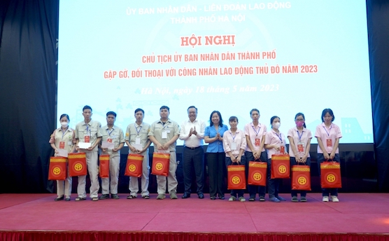 Ông Trần Sỹ Thanh - Chủ tịch UBND Thành phố Hà Nội và bà Thái Thu Xương - Phó Chủ tịch Tổng LĐLĐVN trao quà tới CNLĐ tại Hội nghị đối thoại nhân Tháng Công nhân năm 2023. Ảnh: Mạnh Quân