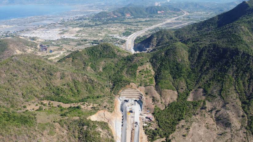 Cao tốc được xây dựng ở Khánh Hòa giúp việc liên kết vùng trở nên thuận lợi. Ảnh: HỮU LONG