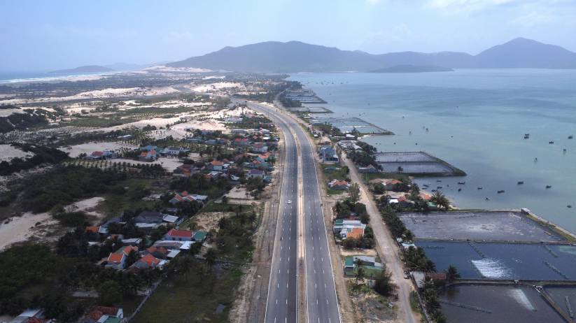 Cao tốc Khánh Hòa - Buôn Ma Thuột sau khi hình thành sẽ kết nối với tuyến đường Quốc lộ 1A đến Đầm Môn thuộc Khu Kinh tế biển Vân Phong.  Ảnh: HỮU LONG
