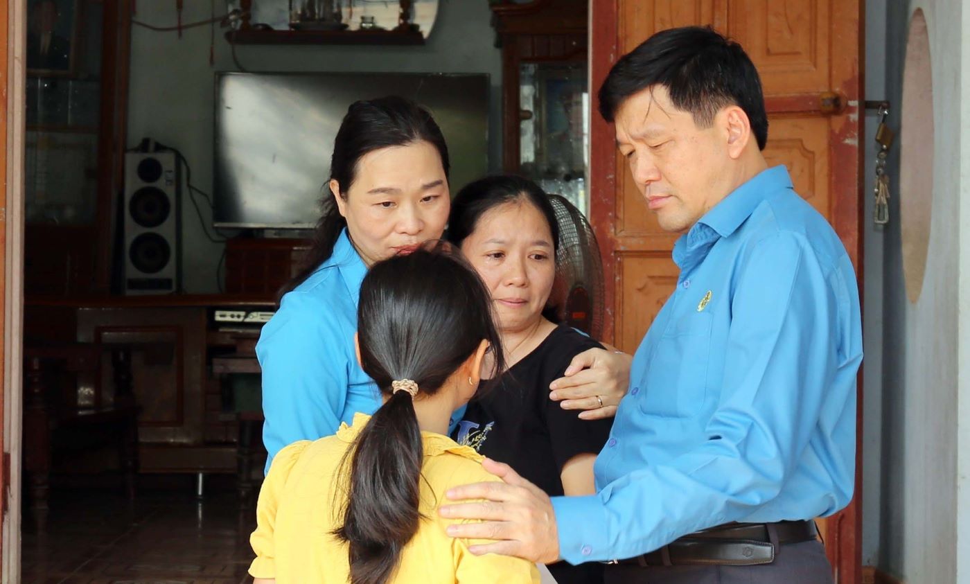 Chủ tịch LĐLĐ tỉnh Nghệ An Kha Văn Tám thăm hỏi các thân nhân người lao động bị tử vọng do bụi phổi. Ảnh Quỳnh Thanh 