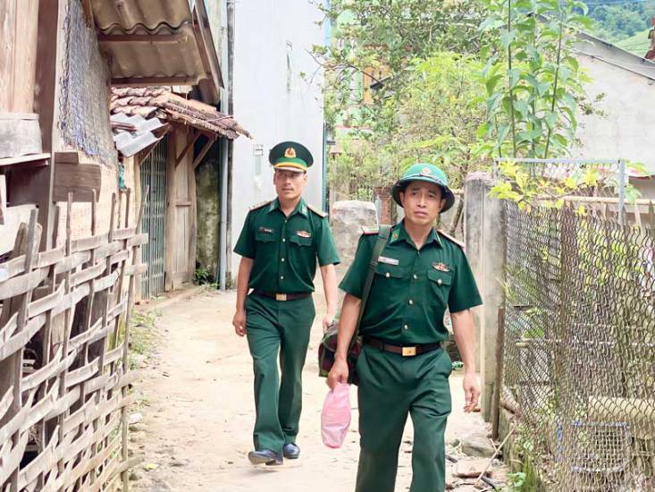 Đoạn đường khó di chuyển, Bác sĩ quân y và đồng nghiệp đi bộ đến tận nhà để thăm khám giúp người dân. Ảnh: MINH CHUYÊN