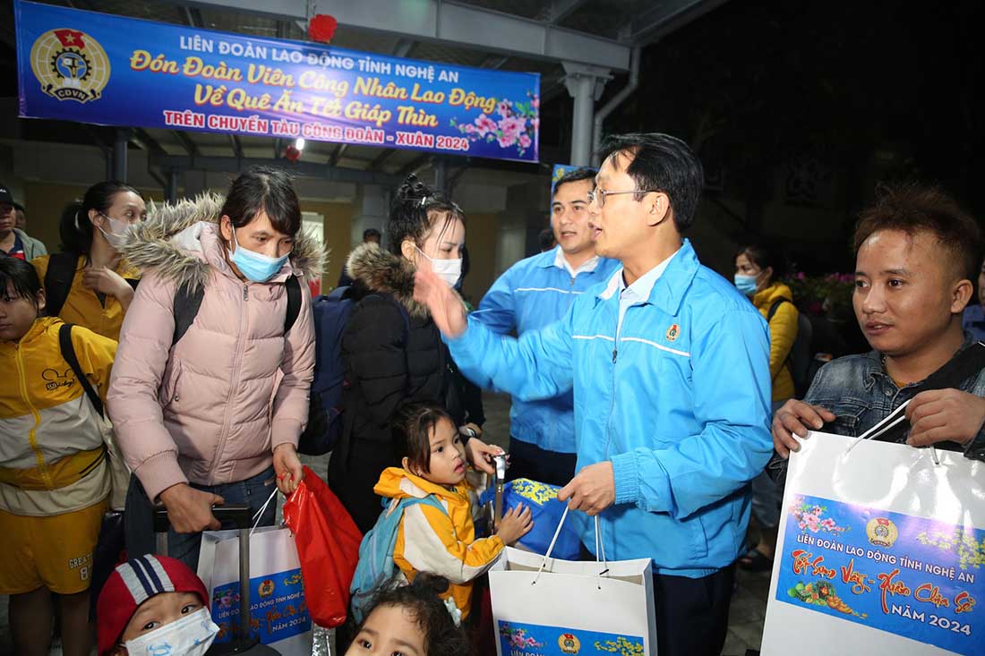 Phó Chủ tịch Thường trực Liên đoàn Lao động tỉnh Nghệ An Nguyễn Chí Công đón, tặng quà cho công nhân lao động. Ảnh: Công đoàn Nghệ An