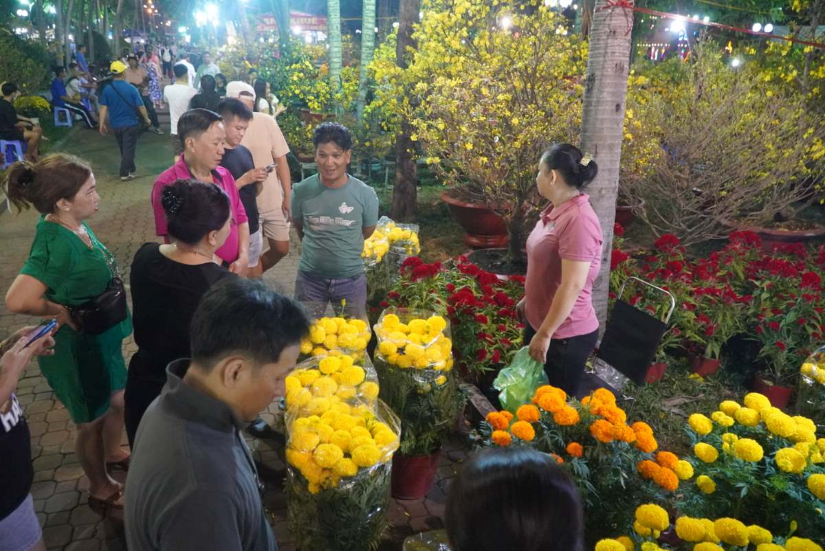 Theo chia sẻ của nhiều tiểu thương, lượng hoa bán ra  tại khu vực Công viên 23.9 mới đạt khoảng hơn 50%, giá hoa cũng thấp hơn những năm trước. 