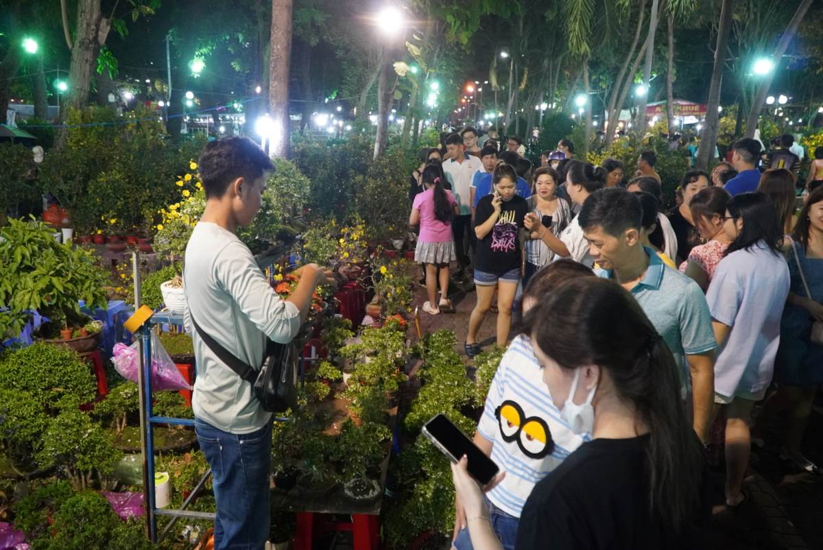Còn tại chợ hoa tại Công viên 23.9, cũng nhộn nhịp khách đến nửa đêm khiến các lối đi lại trở nên chật hẹp.
