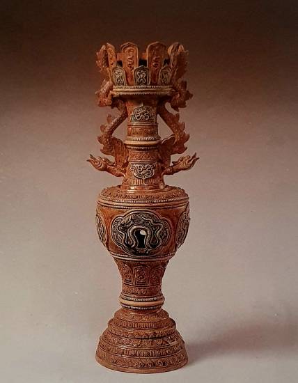 CHÂN ĐÈN THỜI MẠC, thế kỷ XVI - XVII, màu lam xám được chế tác bởi nghệ nhân Đặng Huyền Thông với các biểu tượng Phật giáo hết sức tinh xảo. Loại chân đèn này hiện còn rất ít, lại có minh văn nên rất có giá trị.