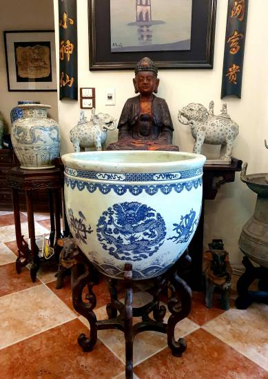 THỐNG LONG VIÊN ĐẦU THỜI NGUYỄN, thế kỷ XIX chế tạo để sử dụng trong Hoàng Thành tại Cố đô Huế. Loại thống này có kích thước rất lớn và thường đặt bên ngoài các cung điện để trồng cây cảnh hoặc trang trí kiểu như cửu đỉnh bằng đồng ở Đại Nội.