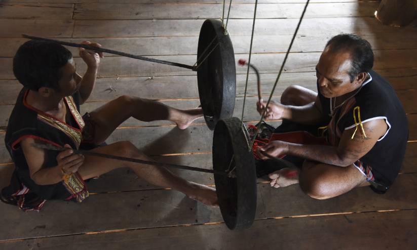 Đánh chiêng tha (dân tộc Brâu, huyện Ngọc Hồi, tỉnh Kon Tum, 2018). Ảnh: TRẦN TẤN 