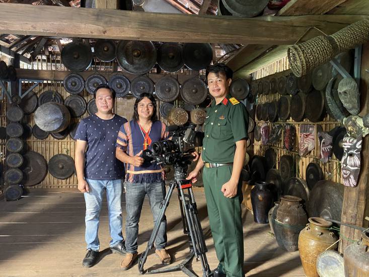 Đạo diễn Nguyễn Quang Quyết trong quá trình làm phim “Thanh âm đại ngàn” ở Tây Nguyên. Ảnh: Nhân vật cung cấp