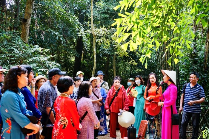 
Chị Phùng Thị Hương Giang đang thuyết minh cho đoàn du khách Hà Nội tới thăm Làng Sen quê Bác. Ảnh: Q.T