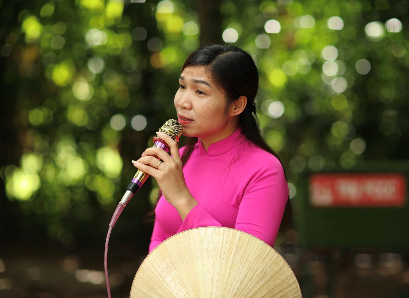 Chị Nguyễn Thị Thanh – thuyết minh viên tại Khu di tích Kim Liên vẫn luôn tìm thấy sự mới mẻ và tình yêu với công việc. Ảnh: Quỳnh Trang