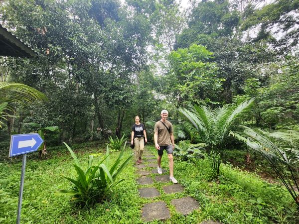 Du khách thích thú khi đến thăm quan tại Vườn thực vật thuộc Trung tâm Cứu hộ, bảo tồn và Phát triển sinh vật Vườn Quốc gia Phong Nha – Kẻ Bàng.
