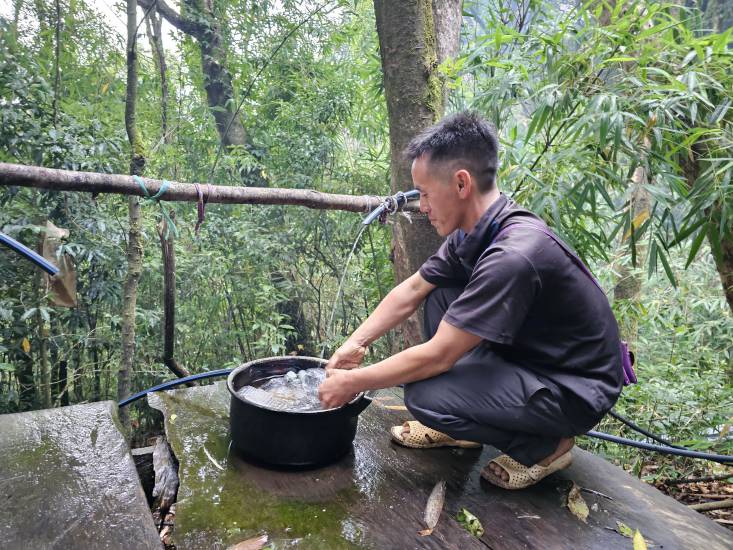 Anh Hờ A Nhà, người có ý tưởng vác đá ngược núi, làm homestay giữa rừng. Ảnh: BẢO NGUYÊN