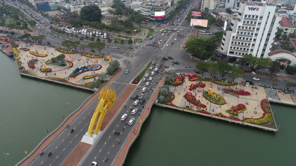 Từ ngày 7.2 (nhằm ngày 28 tháp Chạp) đường hoa Tết Đà Nẵng bắt đầu mở cửa cho người dân và du khách tham quan, chụp ảnh. 