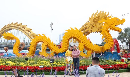 Người dân chụp hình cùng đường hoa Tết Đà Nẵng. Ảnh: Văn Trực