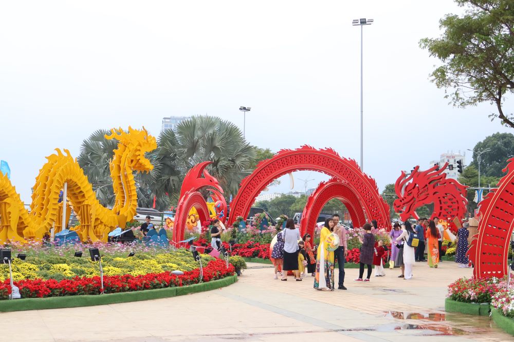 Năm nay, UBND thành phố Đà Nẵng đã chi 20 tỉ đồng để đầu tư lắp đặt đường hoa Tết với 15 cụm trang trí hoa Tết và 6 vị trí trang trí điện chiếu sáng. 