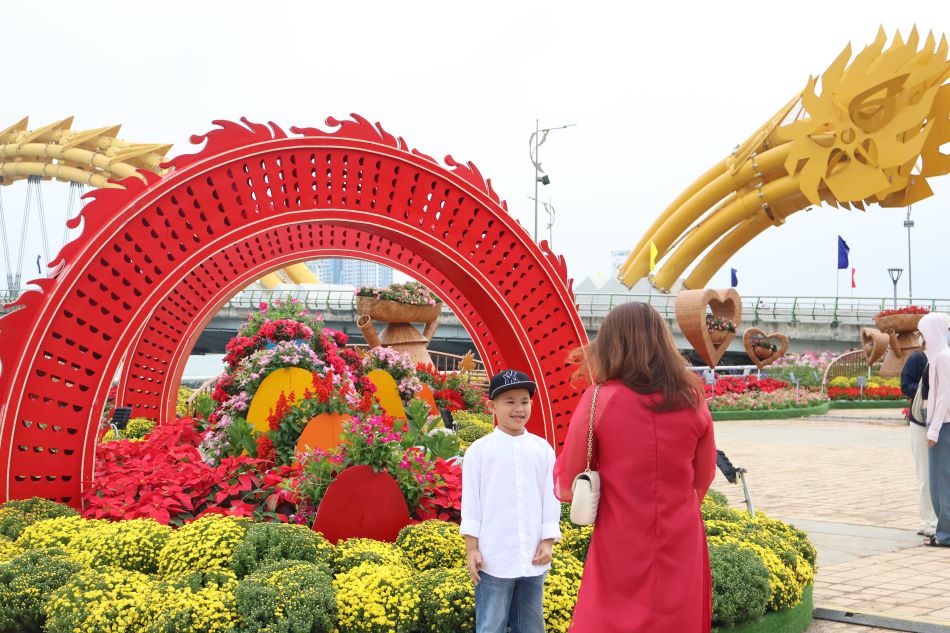 Biết được tin đường hoa Tết chính thức mở cửa, nhiều người dân và du khách tại Đà Nẵng đã tranh thủ đến tham quan, chụp hình Tết.