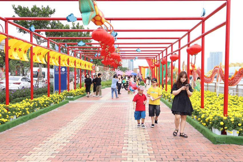 Cụm trang trí khu vực vỉa hè đối diện công viên APEC (phía sông Hàn) là điểm thu hút nhiều người dân đến đi dạo đường hoa.
