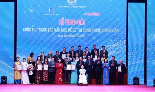 Lãnh đạo Đảng, Nhà nước, Tổng LĐLĐ Việt Nam chụp hình kỷ niệm với các tác giả đoạt giải. Ảnh:  ĐÌNH HẢI