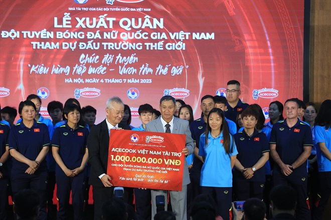 Đội tuyển nữ Việt Nam được trao tặng 1 tỉ đồng trước khi tham dự World Cup nữ 2023. Ảnh: VFF