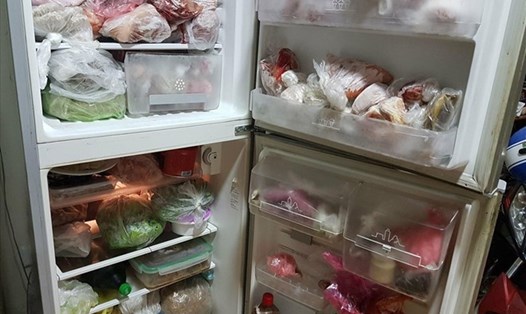 Tủ lạnh chật ních, đầy ắp các loại thực phẩm trong ngày Tết. Ảnh: Khánh Vũ