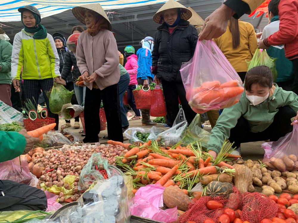 Tại chợ phiên ngày cuối năm, mặt hàng được người dân tìm mua nhiều chủ yếu là thực phẩm, thịt, rau củ quả phục vụ ngày Tết. Ảnh: Quách Du