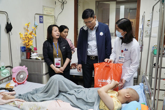 Đồng chí Nguyễn Ngọc Hiển – Tổng Biên tập Báo Lao Động tặng quà cho bệnh nhi đón Tết tại Viện Huyết học - Truyền máu Trung ương. Ảnh: Đức Mạnh