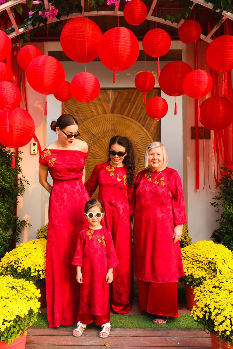 Hồ Ngọc Hà cùng mẹ và con gái diện áo dài đỏ đón xuân. Ảnh: Facebook Hồ Ngọc Hà