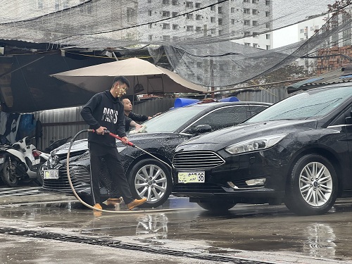 Giá rửa xe ôtô thấp nhất ngày 29 Tết là 180.000 đồng/xe. Ảnh: Hải Nguyễn