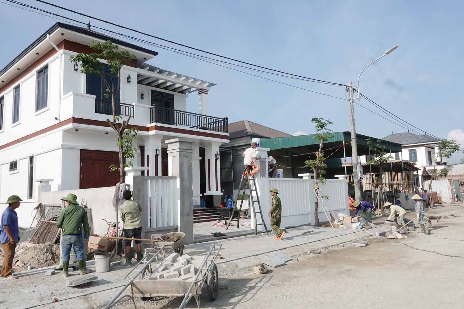 Nhiều ngôi nhà mới 2 tầng khang trang ở khu Tái định cư thôn Đông Vĩnh, xã Kim Song Trường đã xong, người dân vào ở háo hức niềm vui đón Tết. Ảnh: Trần Tuấn.