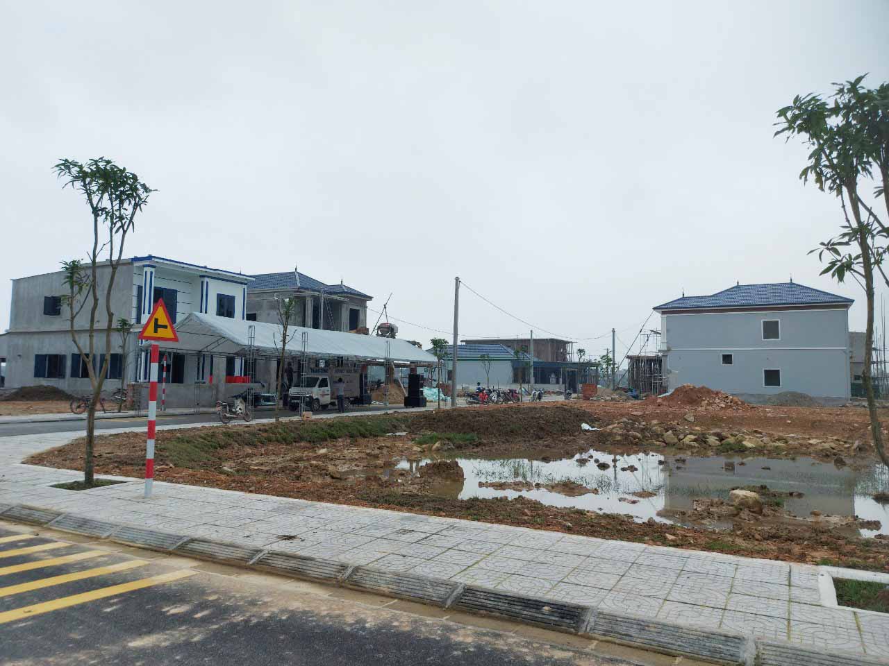 Nhiều ngôi nhà mới ở khu Tái định cư thôn Thống Nhất, xã Cẩm Duệ đã hoàn thành, kịp vào ở đón Tết Giáp Thìn. Ảnh: Trần Tuấn.