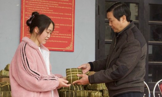 Chủ tịch Liên đoàn Lao động thị xã Việt Yên Nguyễn Văn Hùng trao tặng bánh cho công nhân. Ảnh: Quyết Chiến