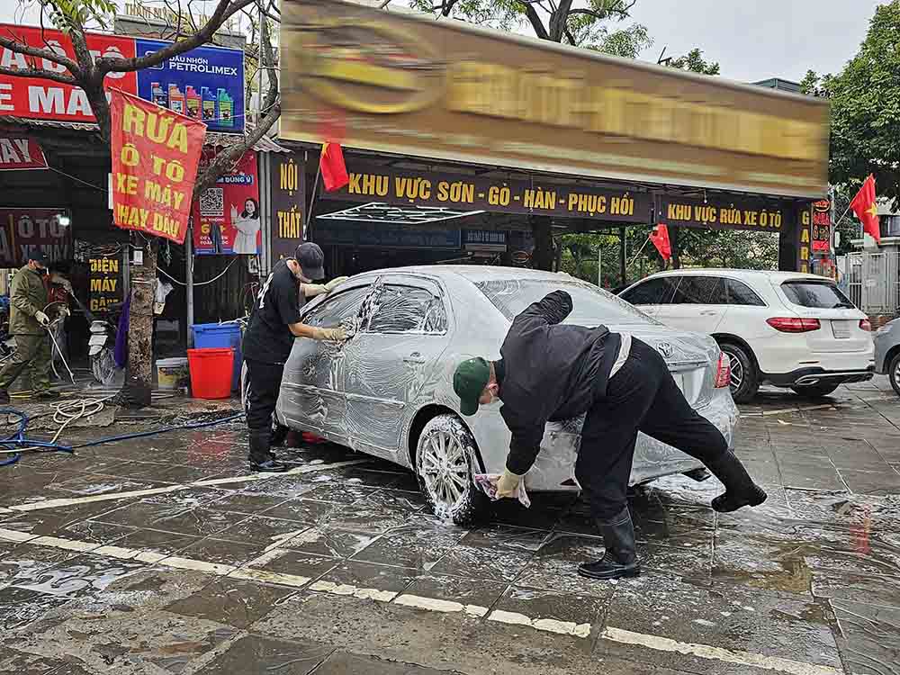 Anh Hoàng Phúc (ngụ tại Long Thành, Đồng Nai) cho biết sáng hôm nay các điểm rửa xe ở khu vực anh ở đều trong tình trạng kín khách. Anh quyết định ghé vào một cửa hàng và xếp sau 5 chiếc xe để đợi đến lượt.