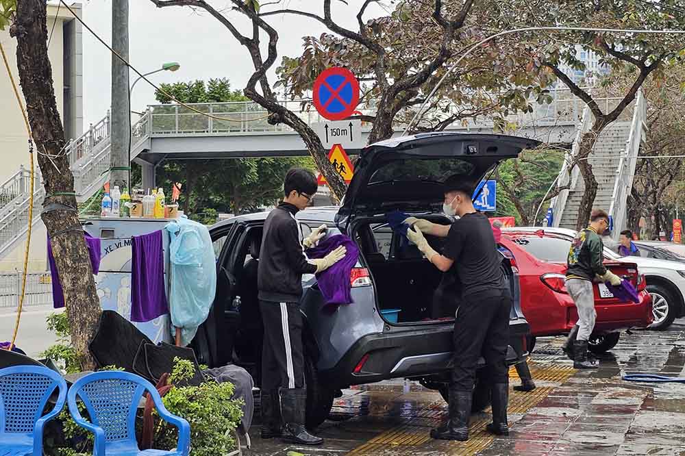 Hôm nay trời nắng, không mưa nên các dịch vụ rửa xe càng tấp nập. Nhiều chủ xe chi thêm tiền để yêu cầu thợ rửa xe vệ sinh bên trong kỹ hơn, đảm bảo sạch sẽ trong ngày Tết.