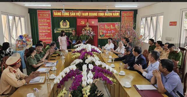 UBND tỉnh Lâm Đồng tặng bằng khen cho Công an huyện Đức Trọng và Phòng Cảnh sát Hình sự Công an tỉnh Lâm Đồng. Ảnh: Văn Long