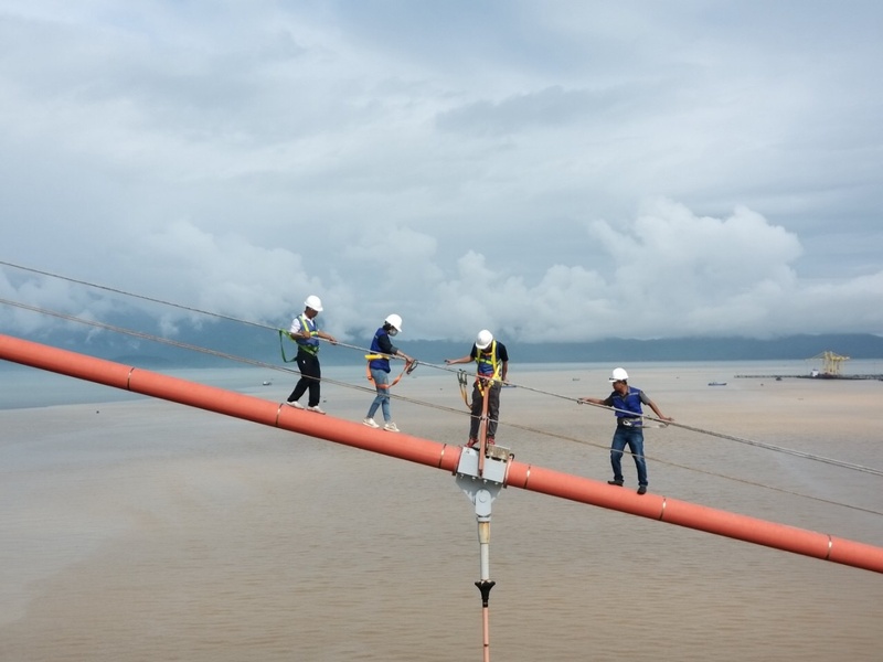 Các kỹ sư hoá thành “người nhện” khi kiểm tra cầu Thuận Phước. Ảnh: Nguyễn Linh