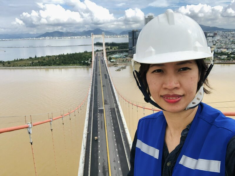 Kỹ sư Nguyễn Kiều Hạnh kiểm tra định kỳ tại cầu Thuận Phước. Ảnh: Nguyễn Linh