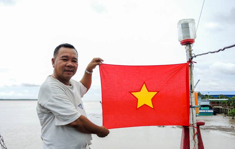 Ông Nguyễn Hoàng Tâm  ở thị trấn Trần Đề (Trần Đề, Sóc Trăng) còn tranh thủ treo lá cờ Tổ quốc ở vị trí cao nhất trên tàu.