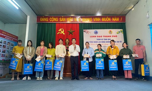 Bí thư Thành ủy Đà Nẵng trao quà cho các công nhân đón Tết xa quê. Ảnh: Văn Trực