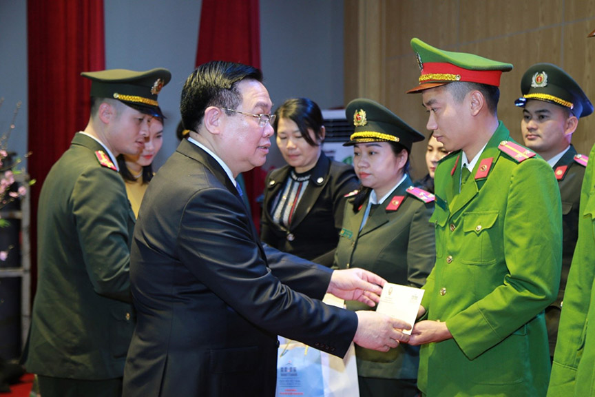 Chủ tịch Quốc hội Vương Đình Huệ tặng quà cho cán bộ, chiến sĩ Công an tỉnh Nghệ An. Ảnh: Phan Tuyết