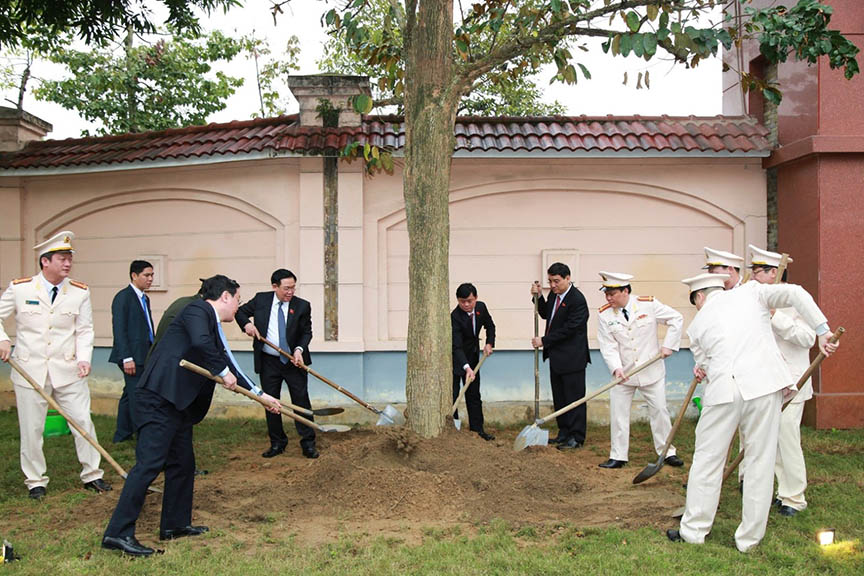 Chủ tịch Quốc hội Vương Đình Huệ và các thành viên trong đoàn công tác trồng cây lưu niệm. Ảnh: Phan Tuyết