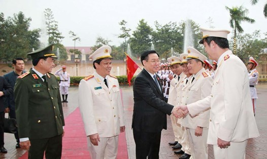 Chủ tịch Quốc hội Vương Đình Huệ thăm, chúc Tết Công an tỉnh Nghệ An. Ảnh: Phan Tuyết
