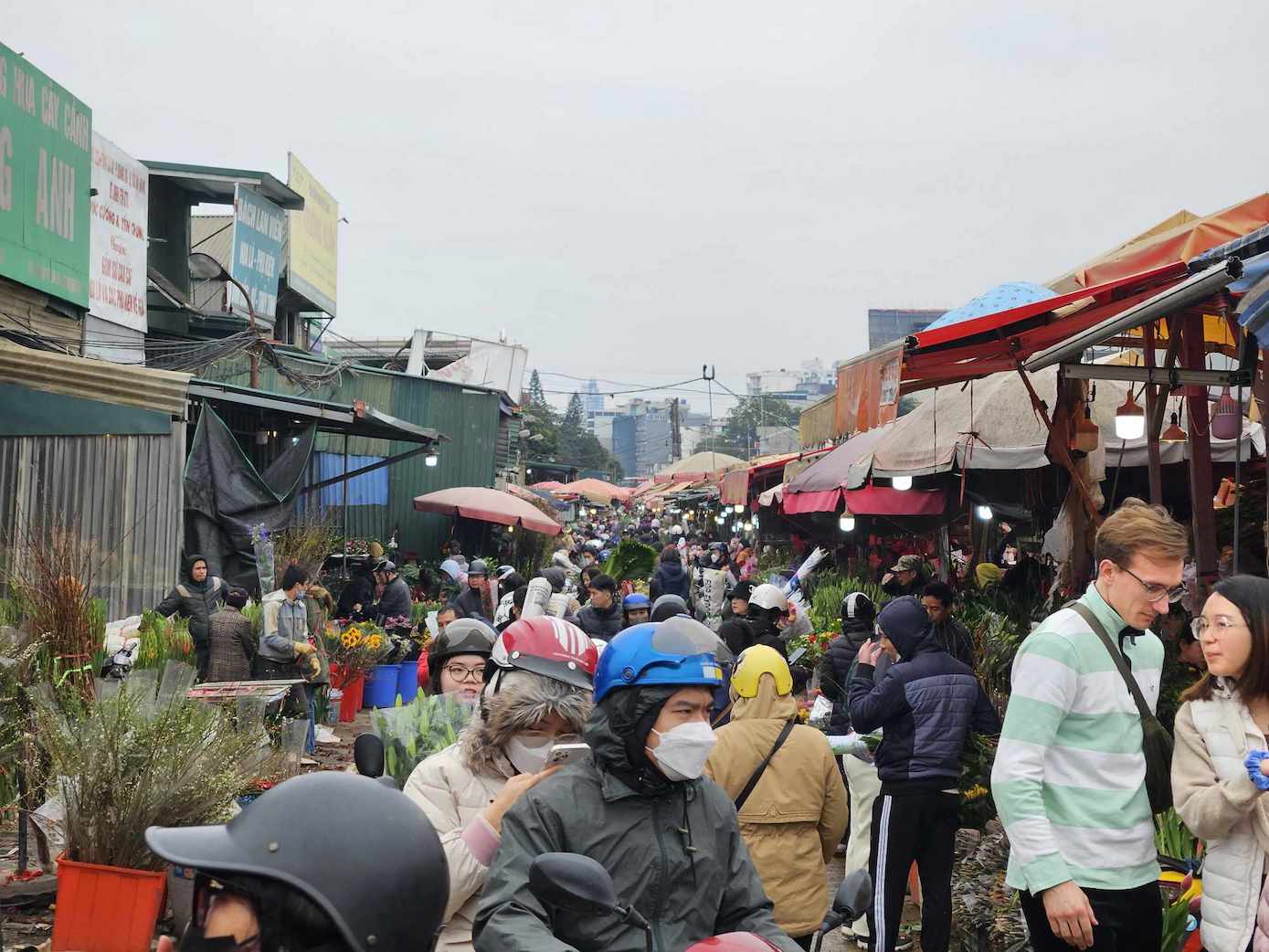 Ghi nhận của PV Báo Lao Động trong ngày 29 Tết, các con đường xung quanh và bên trong chợ hoa Quảng Bá (Tây Hồ) chật kín người. Ảnh: Minh Ánh 