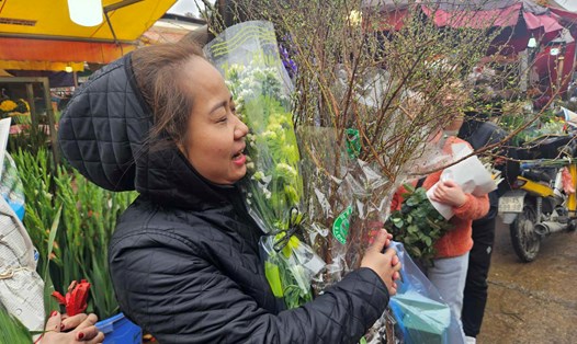Nhiều người chia sẻ thay vì tới các hàng hoa ở chợ truyền thống, việc đến tận chợ hoa Quảng Bá sẽ đa dạng về mẫu mã và giá thành rẻ hơn. Ảnh: Minh Ánh 