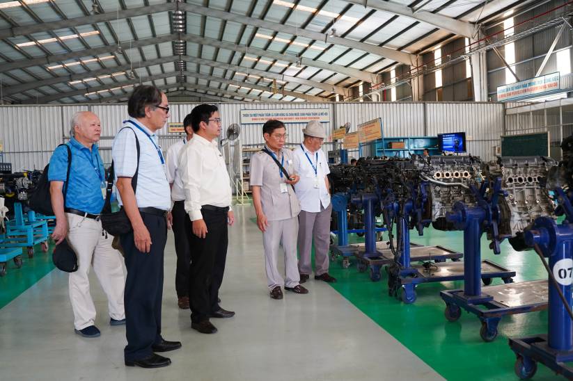 Đoàn nhà văn thực tế tại Thaco tháng 6.2023. Ảnh: CẦM SƠN