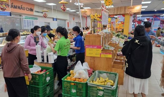 Sức mua tại siêu thị tăng gần gấp đôi, chợ truyền thống vẫn vắng khách. Ảnh: Hoàng Lộc.
