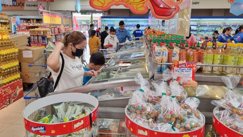 Sức mua tại siêu thị Co.op Mart Vĩnh Long tăng từ 90 - 100% đạt trên 3 tỉ đồng mỗi ngày. Ảnh: Hoàng Lộc