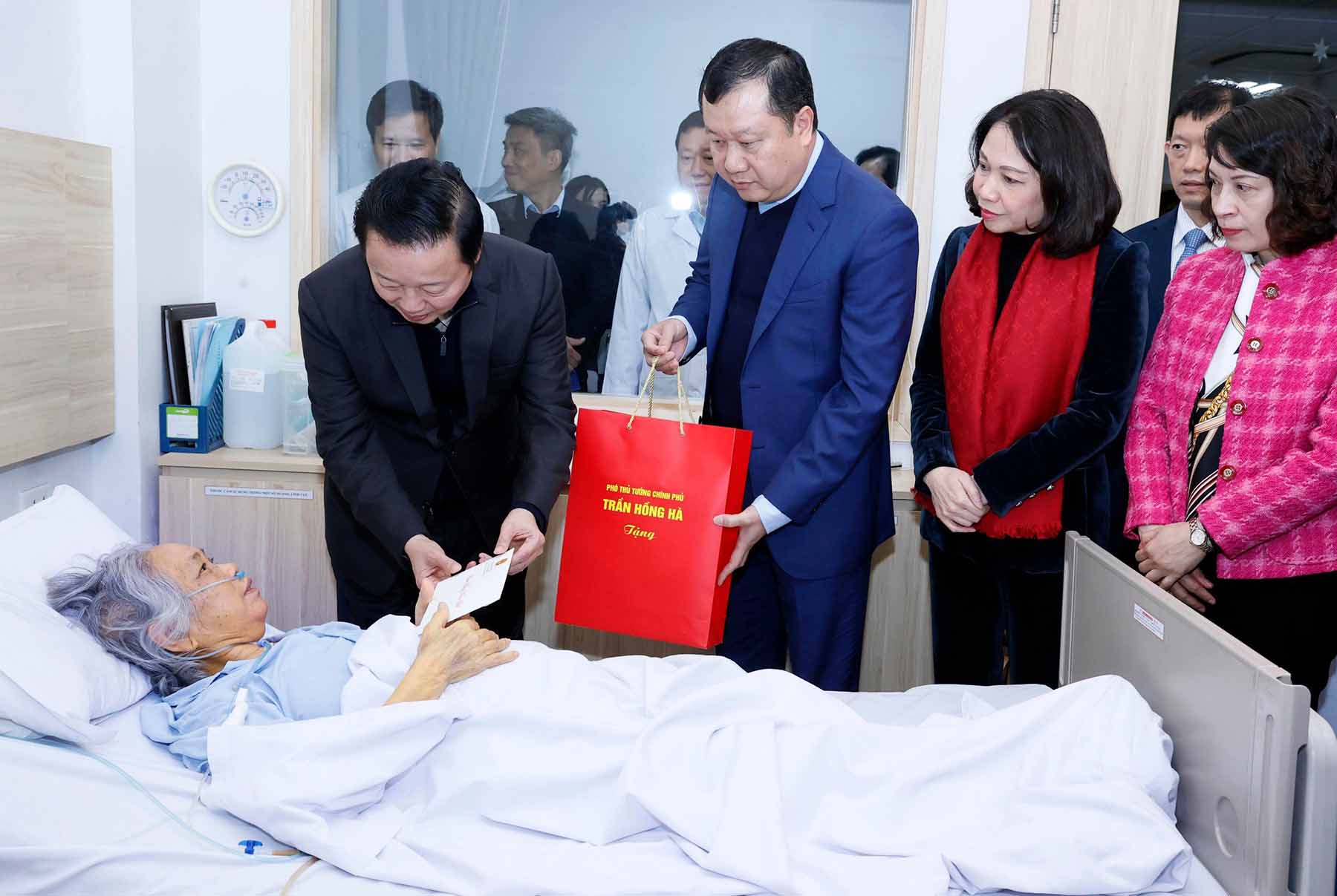 Phó Thủ tướng Chính phủ Trần Hồng Hà thăm hỏi các bệnh nhân phải đón Tết trong Bệnh viện Ung bướu Hà Nội. Ảnh: Minh Khôi  